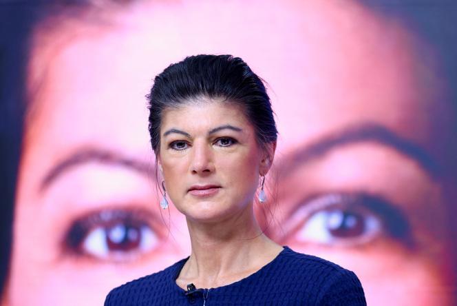 Sahra Wagenknecht, líder do partido alemão BSW, durante a apresentação do cartaz de campanha do seu partido para as próximas eleições federais de 2025, em Berlim, 18 de dezembro de 2024.