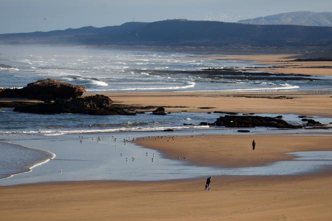 Uma praia em Essaouira (Marrocos), 17 de novembro de 2024.
