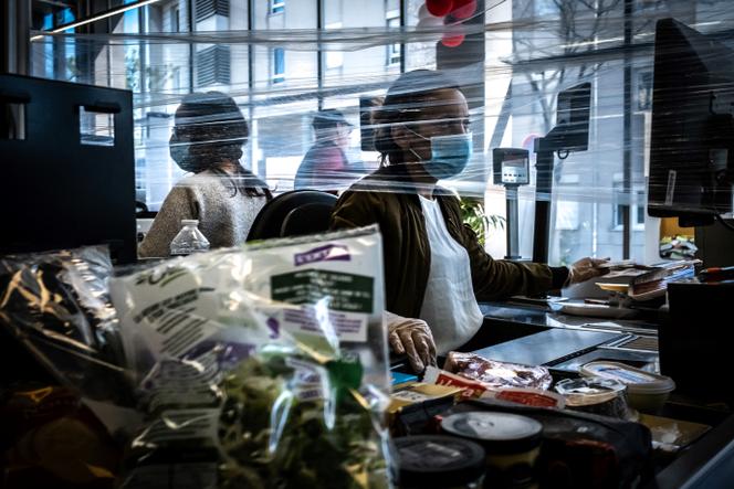 Des hôtesses de caisse dans un supermarché de Givors (métropole de Lyon), en avril 2020. 
