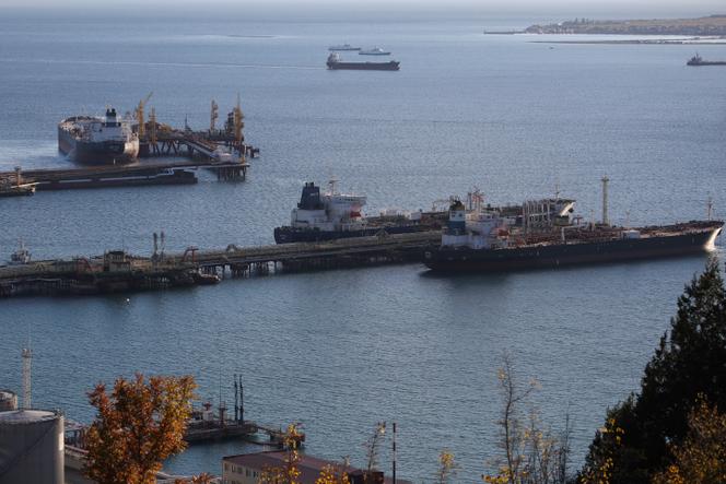 Petroleiros no complexo Sheskharis em Novorossiysk, Rússia, 11 de outubro de 2022.