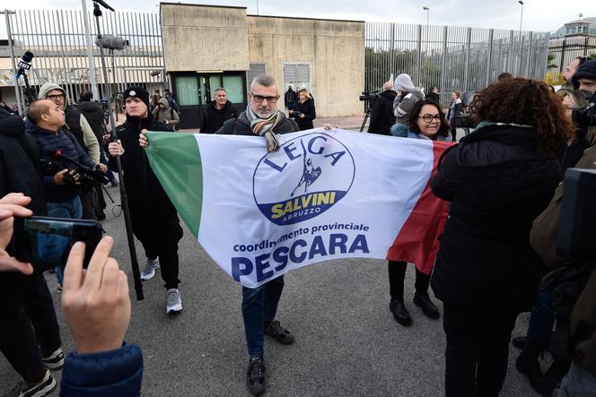 Des partisans de Matteo Salvini montrent le drapeau de leur parti devant le tribunal de Palerme, vendredi 20 décembre 2024.