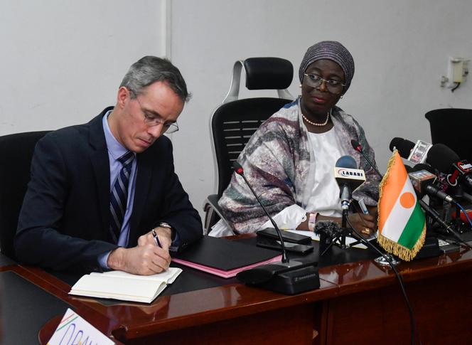 Nicolas Maes (à gauche), directeur général d’Orano, et l’ancienne ministre des mines nigérienne, Ousseini Hadizatou Yacouba (à droite), à Niamey, le 4 mai 2023. 