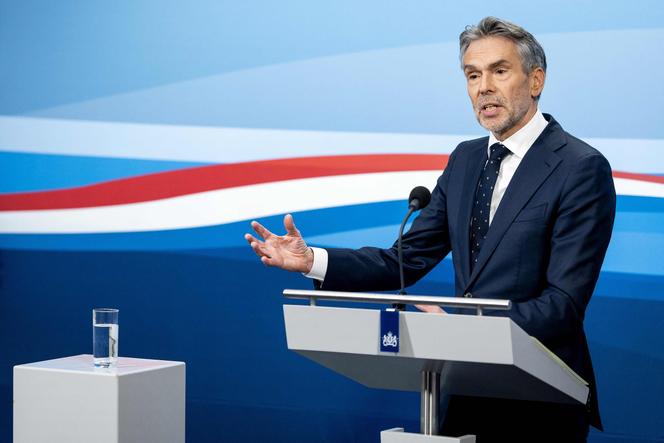 O primeiro-ministro holandês, Dick Schoof, durante uma conferência de imprensa após o conselho de ministros semanal, em Haia, em 15 de novembro de 2024.
