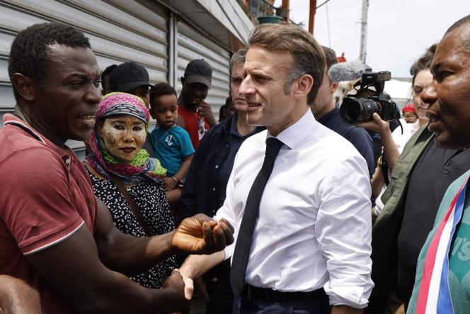O presidente Emmanuel Macron visita um bairro sem eletricidade e água em Tsingoni, Mayotte, em 20 de dezembro de 2024.