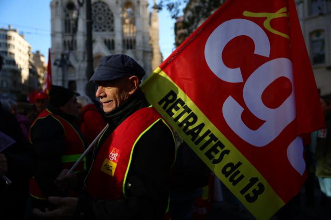 Un manifestant tient un drapeau de la CGT, lors d’un rassemblement à Marseille, le 5 décembre 2024.
