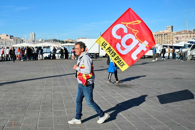 Un membre du syndicat CGT lors d’une manifestation  à Marseille, le 1er octobre 2024.