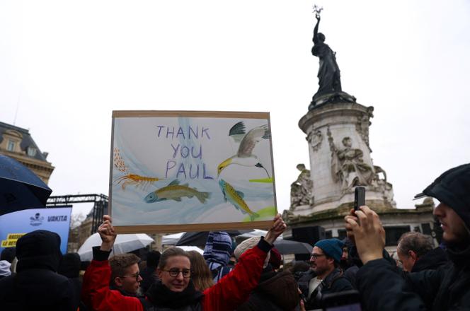 Une personne tient une pancarte de remerciements à l’adresse de Paul Watson, lors d’un rassemblement organisé par Sea Shepherd France et Vakita, pour accueillir le militant américano-canadien libéré après cinq mois de détention au Danemark, sur la place de la République à Paris, samedi 21 décembre 2024. 