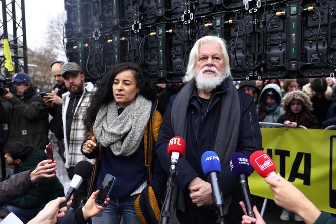 Paul Watson (à droite) et la présidente de Sea Shepherd France Lamya Essemlali s’adressent aux journalistes lors d’une conférence de presse pour célébrer la libération du militant écologiste, sur la place de la République à Paris, le 21 décembre 2024.