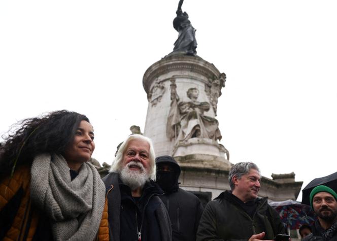 O presidente da Sea Shepherd França, Lamya Essemlali, e Paul Watson, durante uma conferência de imprensa celebrando a libertação do ativista ambiental, em Paris, 21 de dezembro de 2024.