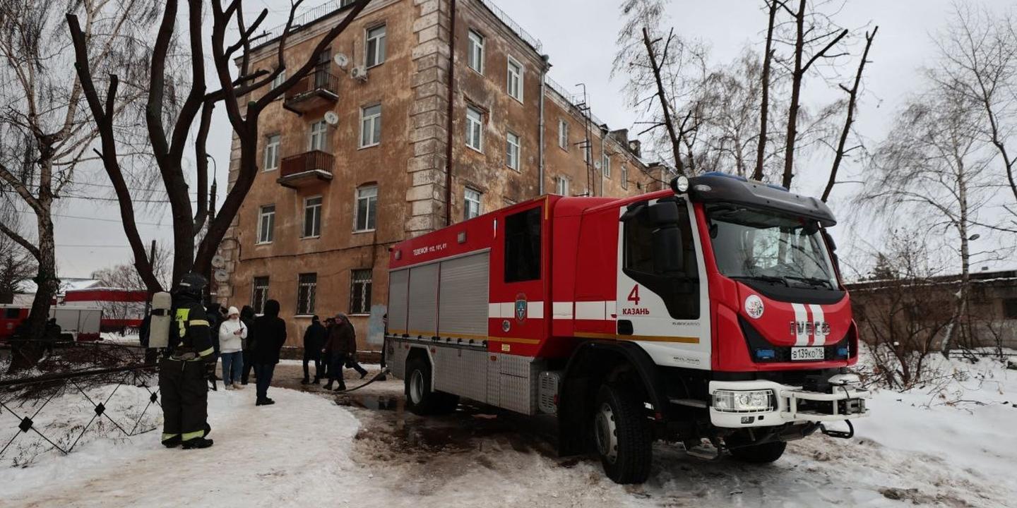 ウクライナの無人機がロシア中部の都市カザンの建物に被害を与える