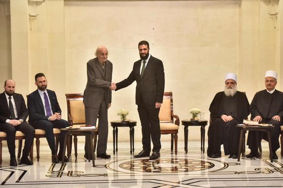 Ahmed Al-Charaa, le nouvel homme fort de Damas, a rencontré dimanche par le chef druze libanais Walid Joumblatt, à Damas.