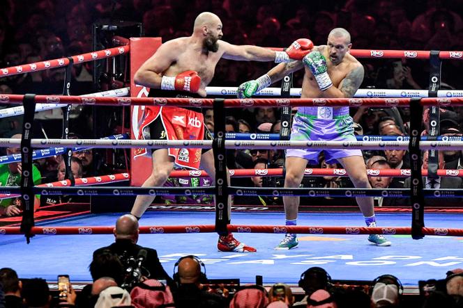 Tyson Fury (en rouge) et Oleksandr Usyk (en bleu) lors du championnat du monde de boxe poids lourd, à Riyad, le 22 décembre 2024.