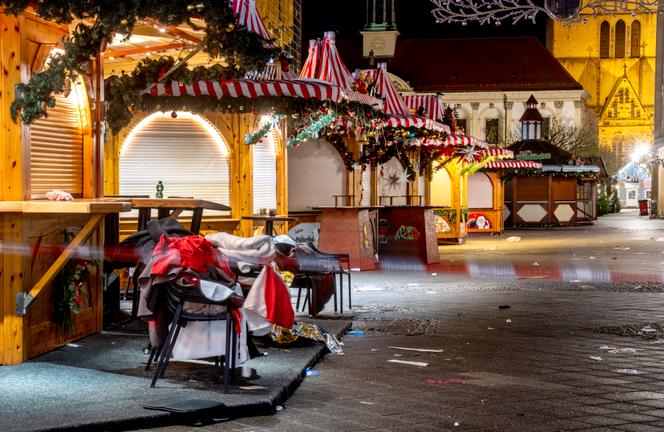 O mercado de Natal, onde um carro atropelou a multidão, sexta-feira à noite, em Magdeburg, Alemanha, vazio, domingo de manhã, 22 de dezembro de 2024.