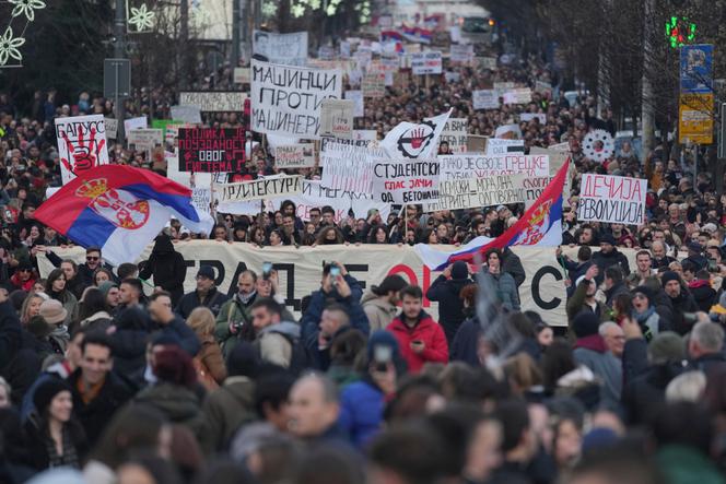 Milhares de pessoas marcham durante uma manifestação contra as autoridades sérvias, em Belgrado, 22 de dezembro de 2024.