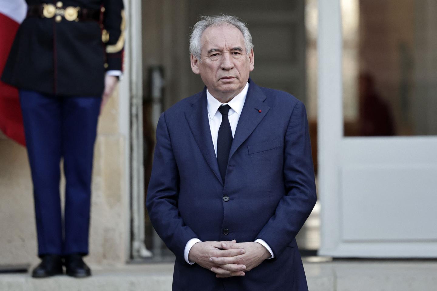 French PM set to survive no confidence vote
