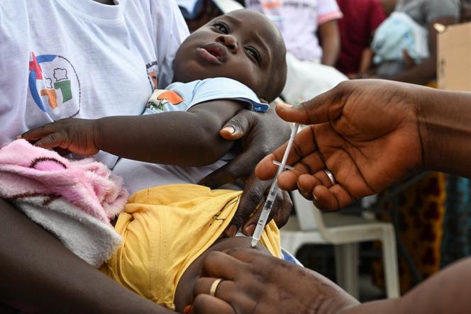 Un jeune enfant est vacciné contre le paludisme à Abidjan, en Côte d’Ivoire, le 15 juillet 2024.