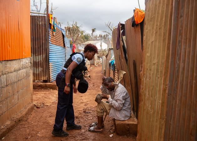 Une gendarme de la patrouille dite multimission regarde la plaie d’un homme blessé, dans le village d’Ongoujou (Mayotte), le 22 décembre 2024.