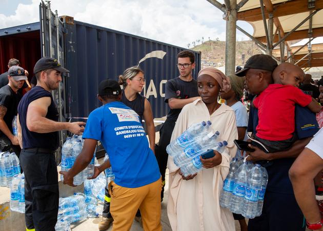 Lors de la première distribution d’eau par la sécurité civile et les pompiers dans le quartier de Kawéni, à Mamoudzou (Mayotte), le 22 décembre 2024.