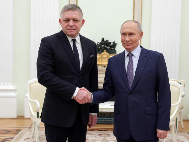 O primeiro-ministro eslovaco, Robert Fico, aperta a mão do presidente russo, Vladimir Putin, em 22 de dezembro de 2024, em Moscou.