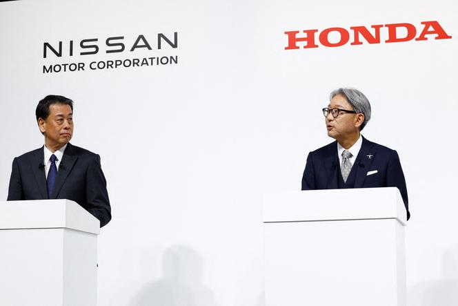 Le président de Nissan, Makoto Uchida, et son homologue de Honda, Toshihiro Mibe, au cours de leur conférence de presse à Tokyo, lundi 23 décembre 2024. 