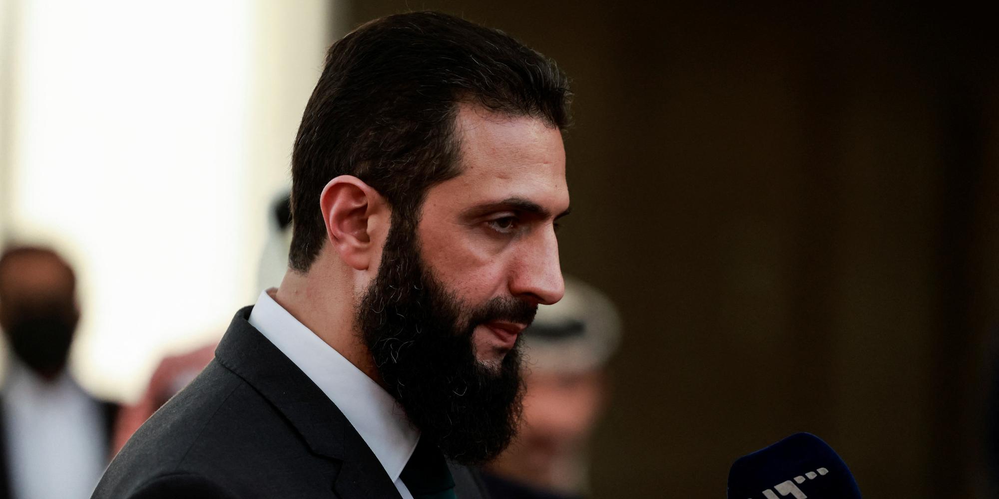 Ahmed Al-Charaa lors d’une conférence de presse à Damas, le 23 décembre 2024.