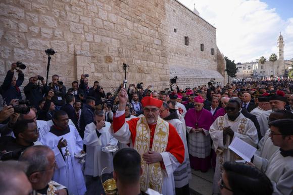 Le patriarche latin de Jérusalem, Pierbattista Pizzaballa, devant l’église de la Nativité, à Bethléem, en Cisjordanie, le 24 décembre 2024.