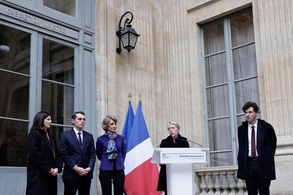 Discurso da nova Ministra da Educação Nacional, Elisabeth Borne, durante cerimónia de transferência do poder, em Paris, 24 de dezembro de 2024.