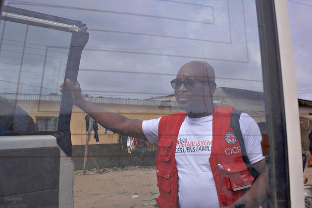 Bruno Kouakou, chef de l’unité Rétablissement des liens familiaux du bureau ivoirien du Comité international de la Croix-Rouge, à Abidjan, le 22 octobre 2024.