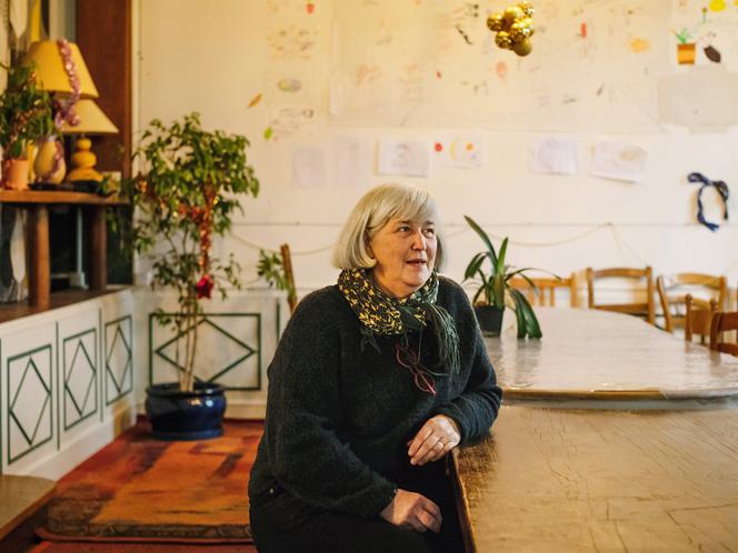 Sylvie Desjonquères, dans la salle à manger de la Maison Sésame, à Herzeele (Nord), le 13 décembre 2024.