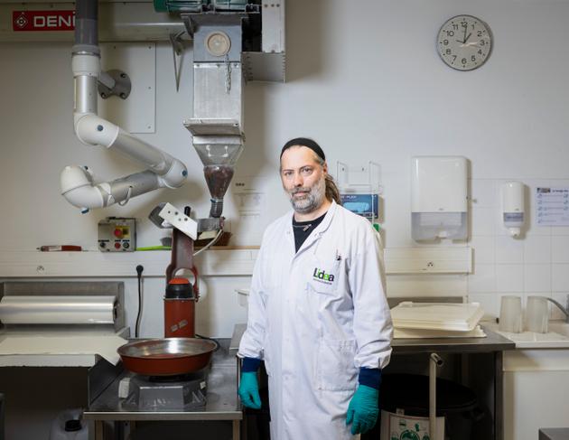 Joris Fraysse, technicien de laboratoire, fait partie des salariés qui vont être licenciés. Dans l’usine Lidea, à Caussade (Tarn-et-Garonne), le 13 décembre 2024.