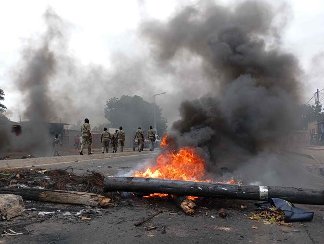 Uma barricada em chamas em Maputo, capital de Moçambique, em 24 de dezembro de 2024.