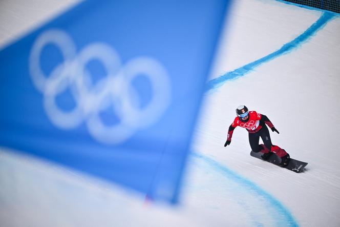 A suíça Sophie Hediger durante as provas de snowboardcross nos Jogos Olímpicos de Inverno de Pequim, em Zhangjiakou (China), em 9 de fevereiro de 2022.