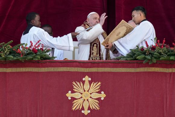Le pape François prononce la bénédiction urbi et orbi du jour de Noël depuis le balcon principal de la basilique Saint-Pierre, au Vatican, mercredi 25 décembre 2024.