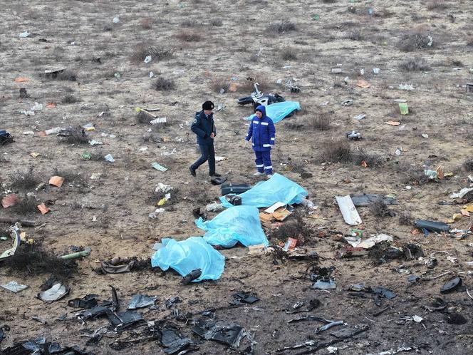 Une vue de drone montre des spécialistes des urgences travaillant sur le site du crash près de la ville d’Aktaou, au Kazakhstan, le 25 décembre 2024.