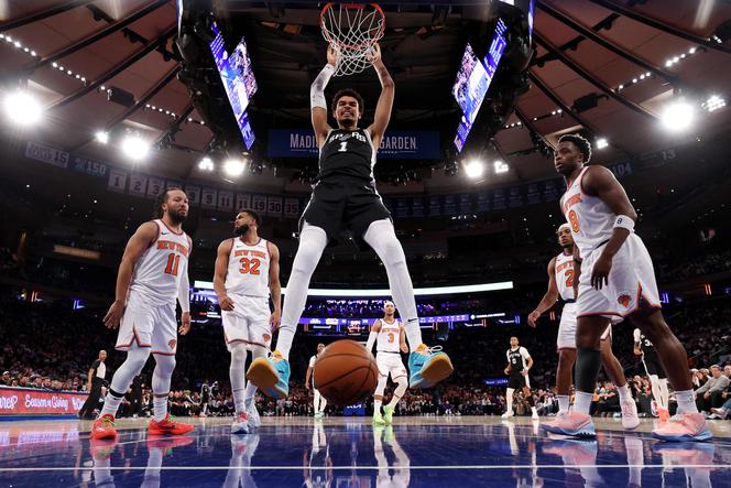 Victor Wembanyama do San Antonio Spurs (centro) durante o jogo de seu time na NBA contra o New York Knicks no Madison Square Garden em 25 de dezembro de 2024.