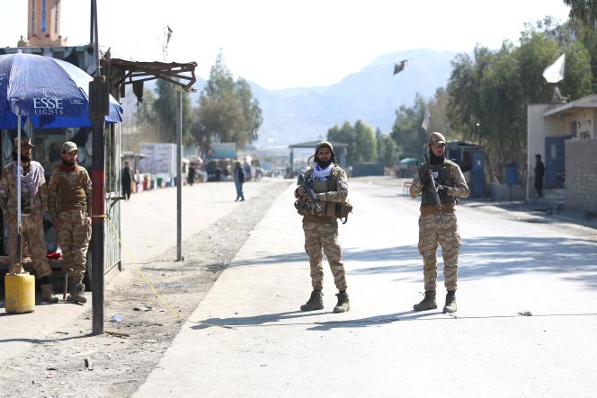 As forças de segurança talibãs patrulham a fronteira entre o Afeganistão e o Paquistão, em Torkham, na província de Nangarhar, em fevereiro de 2023.