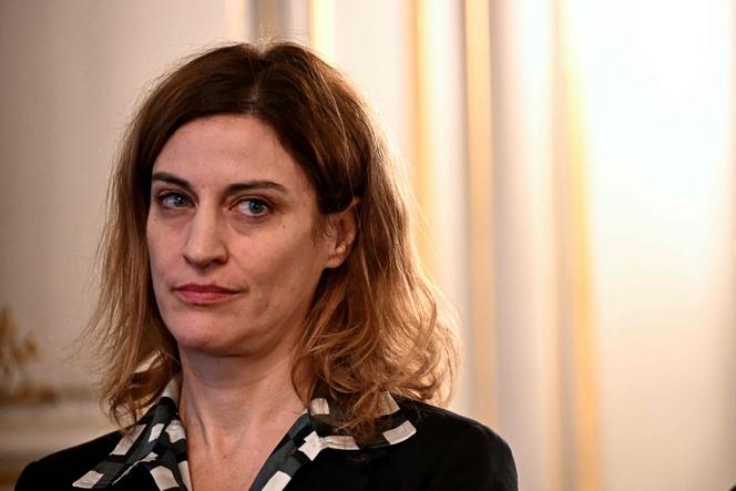 A nova ministra delegada responsável pela cidade, Juliette Méadel, durante cerimónia de transferência de poderes, em Paris, 24 de dezembro de 2024. 