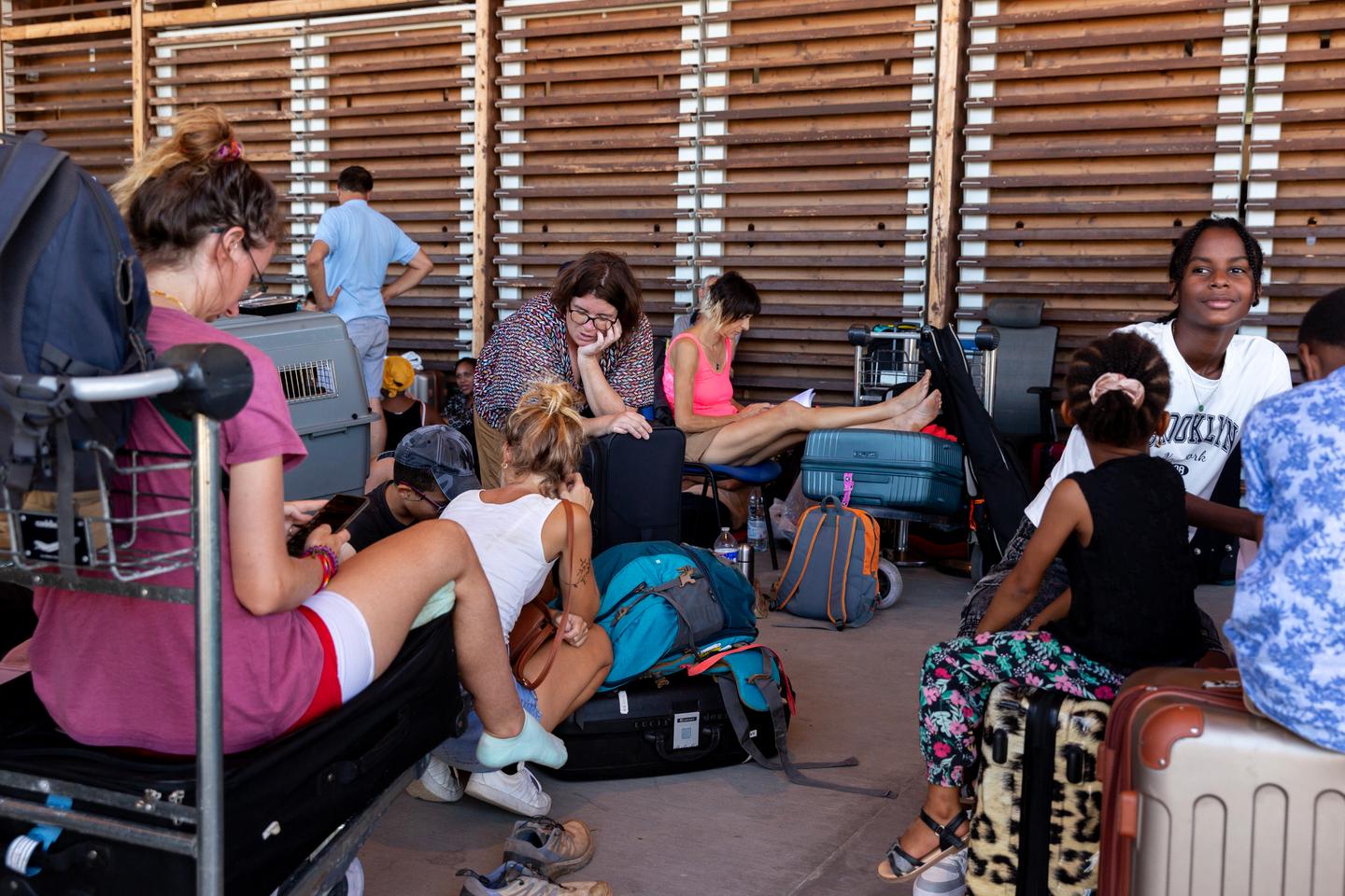 « Partir est une forme de soulagement » : à l’aéroport de Pamandzi, à ...