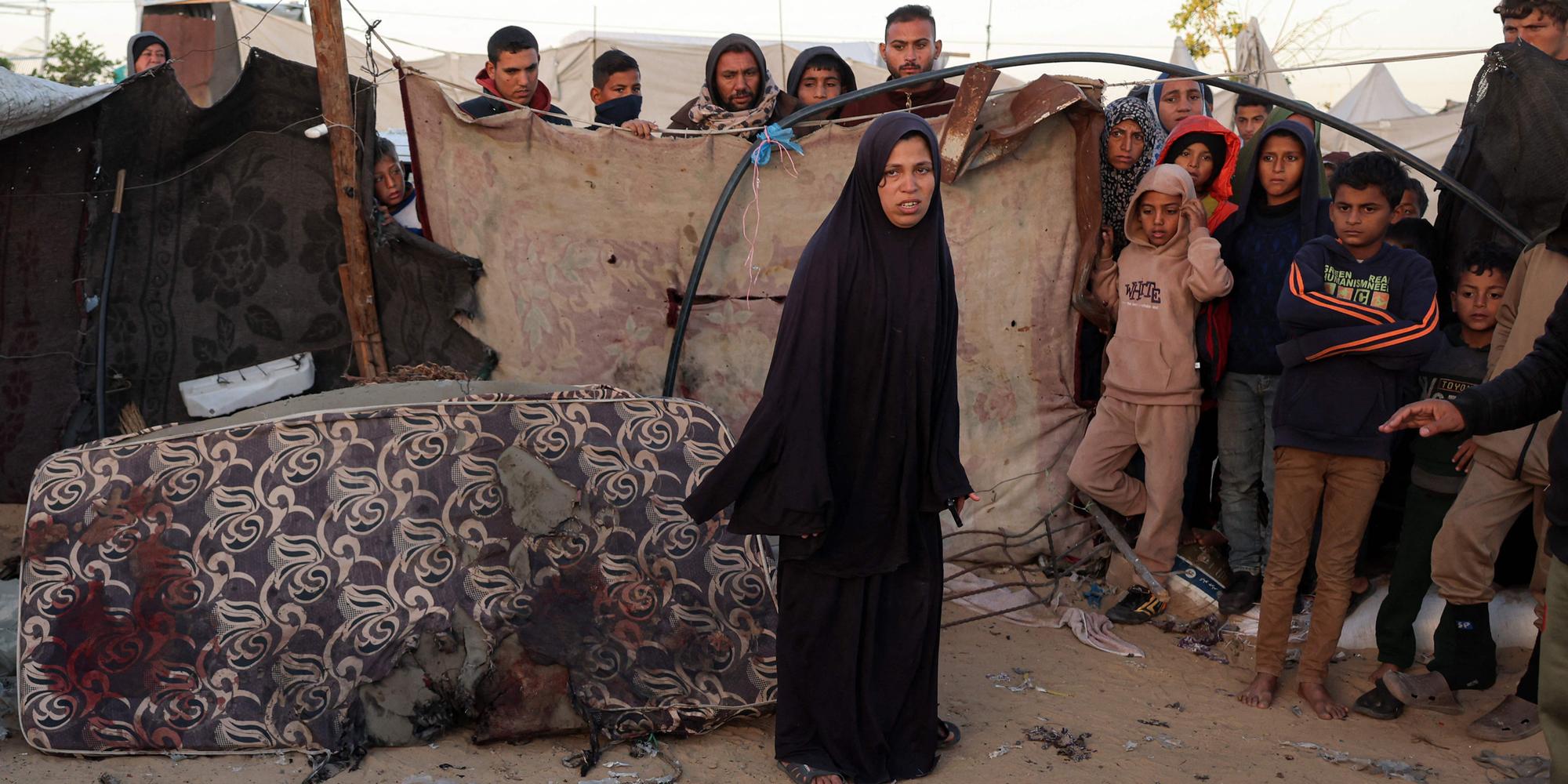 Sur le site d’un bombardement israélien, où des tentes abritent des Palestiniens déplacés de Beit Lahya, dans un camp à Khan Younès, dans le sud de la bande de Gaza, le 25 décembre 2024.