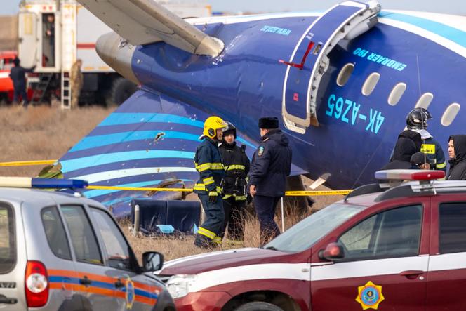 Membros dos serviços de resgate no local da queda de um avião da Azerbaijan Airlines, perto da cidade de Aktau, no oeste do Cazaquistão, em 25 de dezembro de 2024.