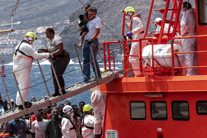 Migrantes chegam ao porto de La Estaca, nas Ilhas Canárias, Espanha, em 26 de agosto de 2024.
