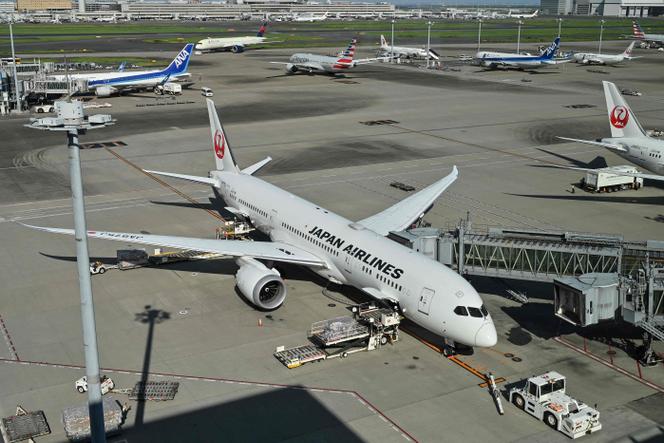 Um Boeing 787-9 Dreamliner da Japan Airlines no aeroporto de Haneda, em Tóquio, em 24 de agosto de 2024.
