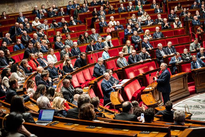 O primeiro-ministro François Bayrou fala perante a Assembleia Nacional em Paris em 17 de dezembro de 2024.