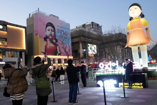 Uma boneca promocional gigante do “Squid Game” em Seul em 26 de dezembro de 2024.