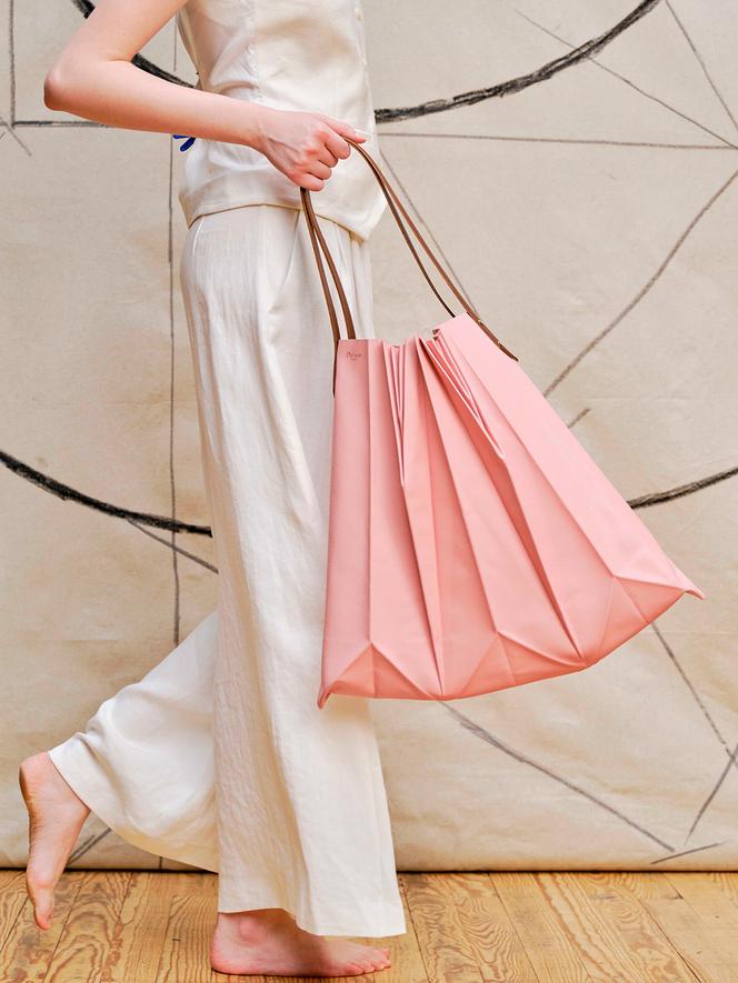 Le modèle Phiori, un sac plissé à mémoire de forme, de la marque Phi 1.618.