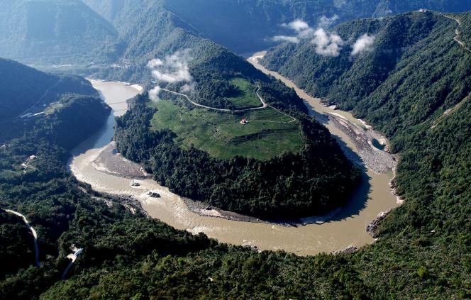 Uma vista aérea de uma seção do rio Yarlung Tsangpo em 13 de maio de 2023, no distrito de Medog, Nyingchi, Região Autônoma do Tibete, China.