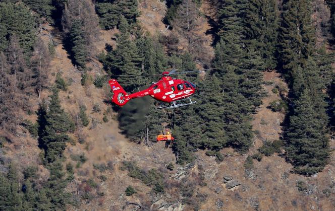 Le Français Cyprien Sarrazin est transporté à l’hôpital par hélicoptère, dans la région de Bormio (Italie), le 27 décembre 2024. 