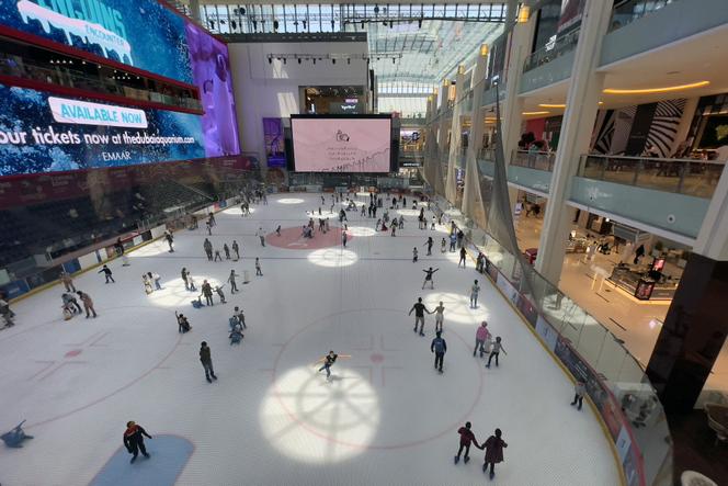 Pista de patinação no gelo do Dubai Mall, Emirados Árabes Unidos, 11 de junho de 2021.