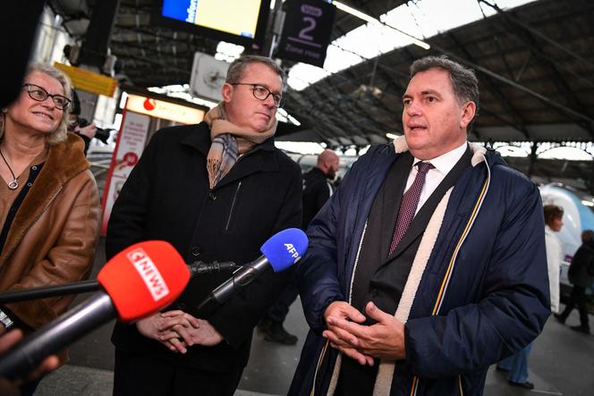 Philippe Tabarot (à direita), então senador dos Alpes Marítimos, e François Durovray, ministro delegado encarregado dos transportes, durante reunião com agentes de segurança ferroviária da SNCF. Na estação Saint-Lazare, em Paris, 2 de dezembro de 2024.