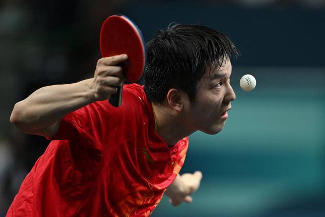 Fan Zhendong da China durante a final do torneio de equipes masculinas nos Jogos Olímpicos de Paris, em 9 de agosto de 2024.